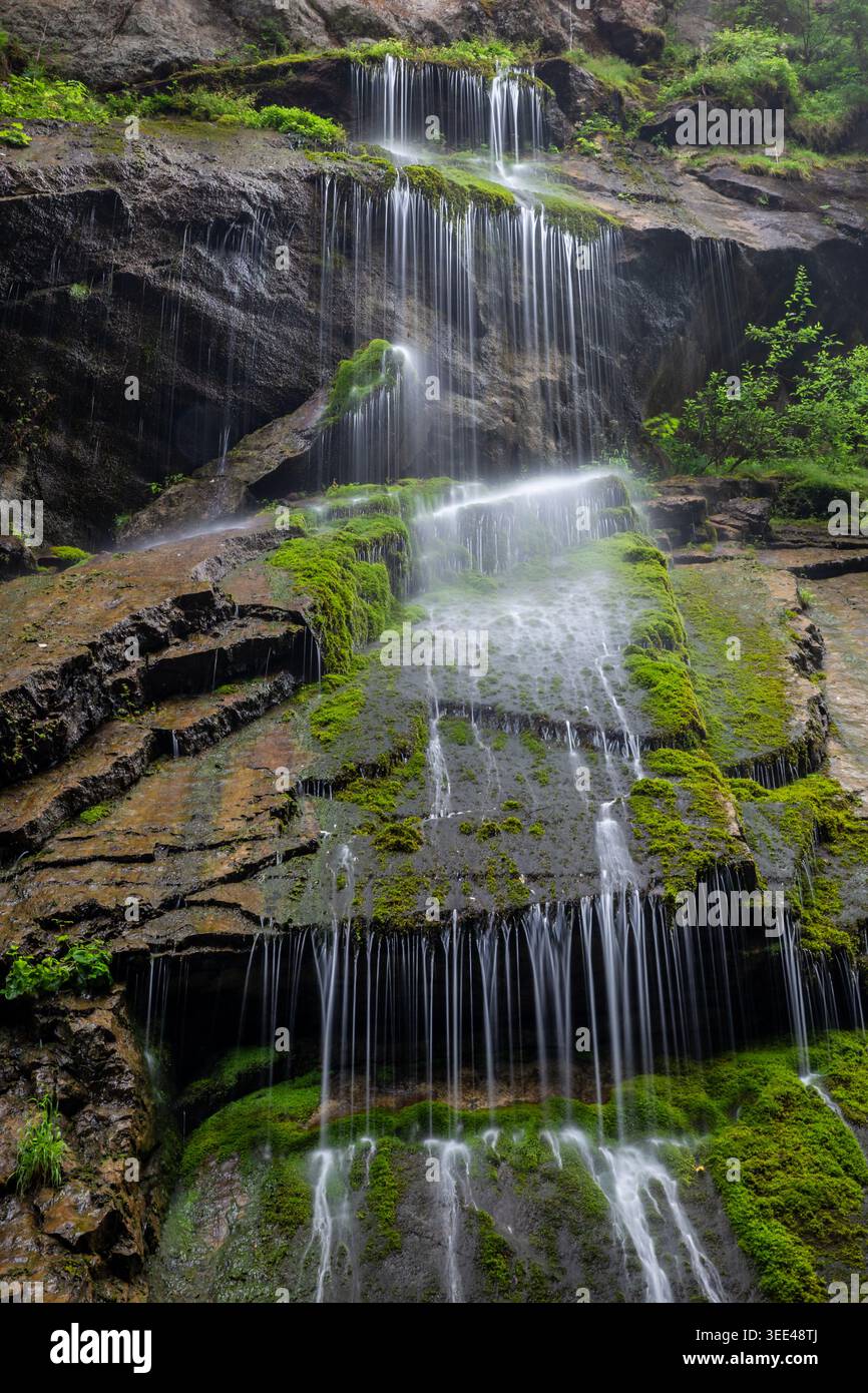 Une vue d'une chute d'eau descendant les rochers à Wimbachklamm, un lieu de voyage populaire à Ramsau, en Allemagne. Banque D'Images