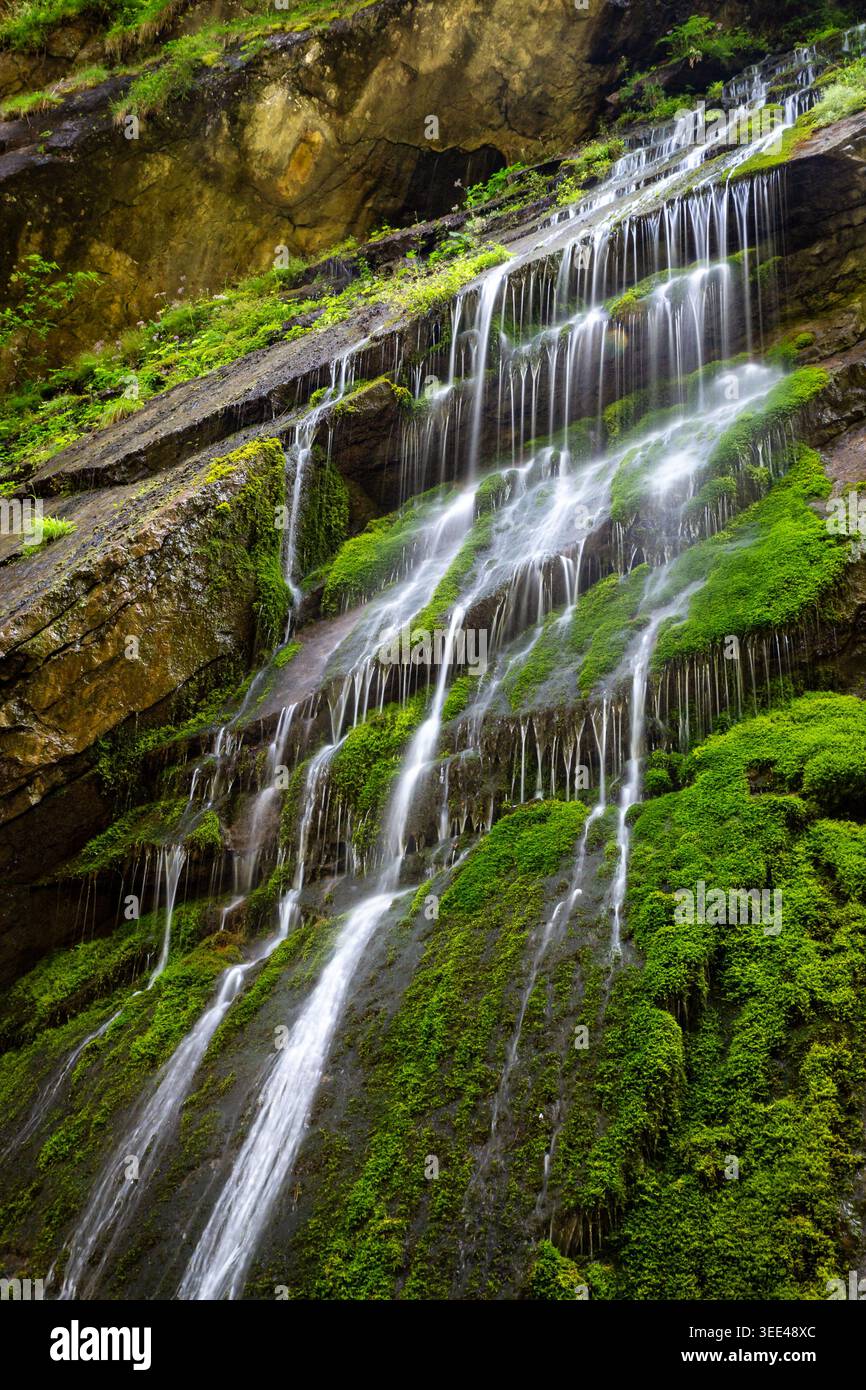 Une vue d'une chute d'eau descendant les rochers à Wimbachklamm, un lieu de voyage populaire à Ramsau, en Allemagne. Banque D'Images