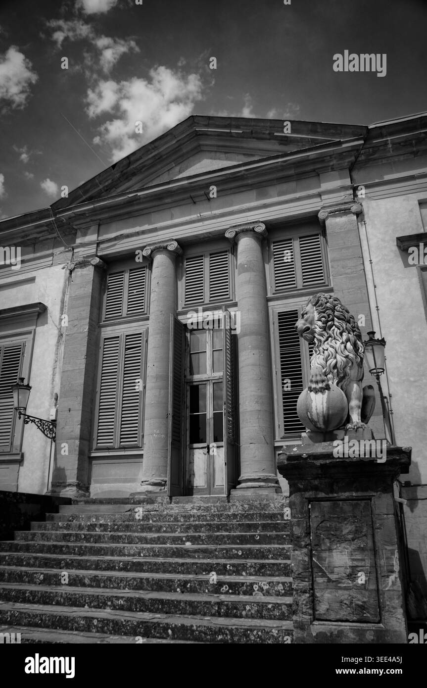 Vue en noir et blanc sur un angle bas d'un bâtiment italien historique à Florence, Italie, avec colonnes classiques, fenêtres à volets et promi Banque D'Images