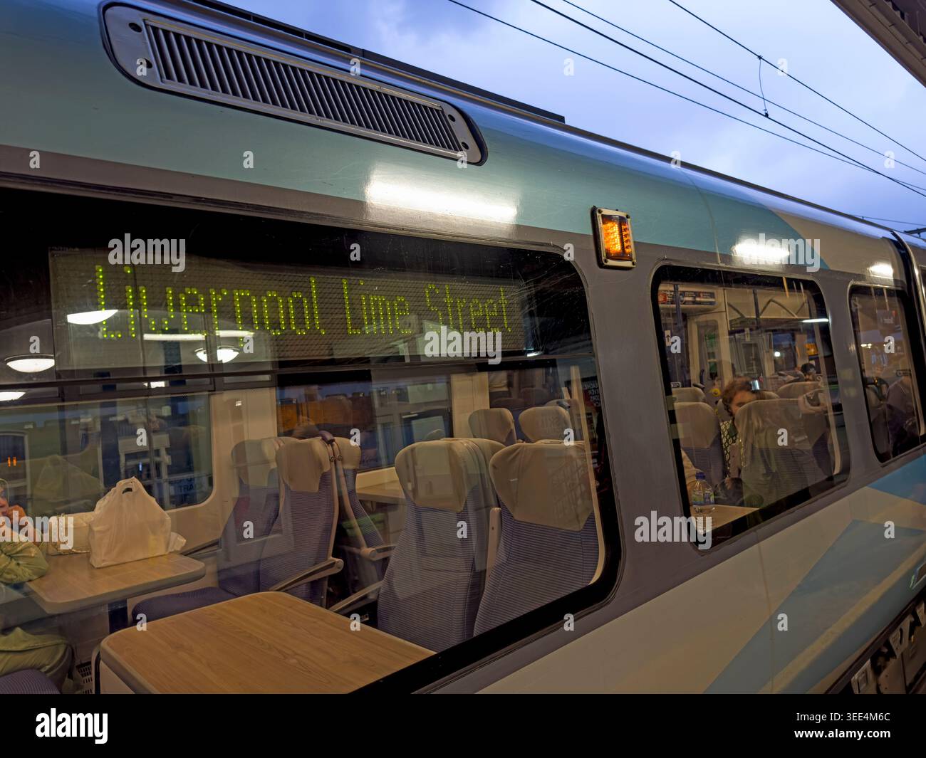 Train de passagers TransPennine Express TPE à destination de Liverpool Lime Street au crépuscule, illustrant les voyages ferroviaires en soirée dans le nord-ouest de l'Angleterre. Banque D'Images