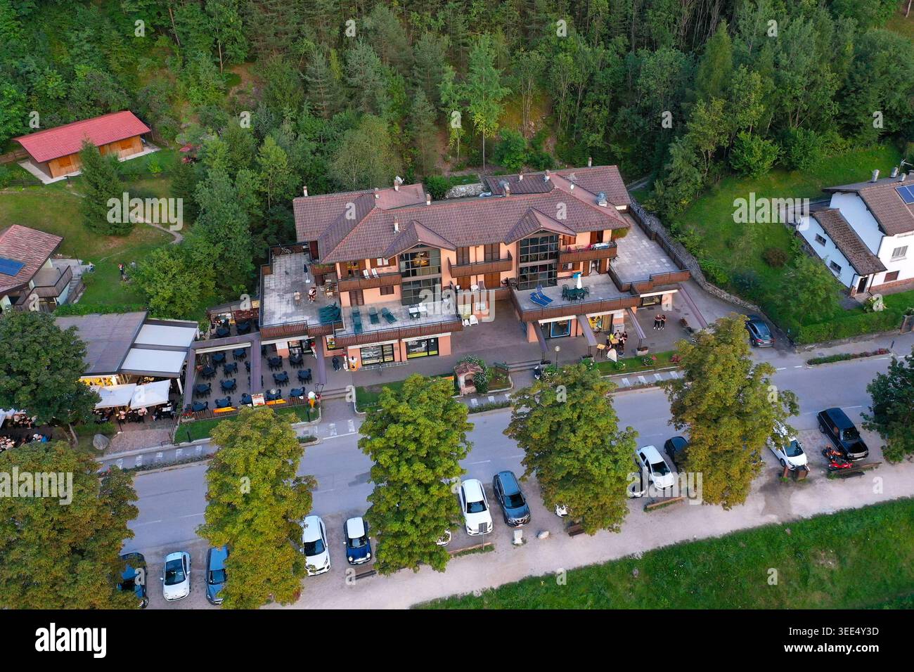 Vue aérienne en soirée d'été des appartements Molina di Ledro et Ledro nature Art Cafe Shop près de Lago di Ledro, Trentin, Italie Banque D'Images