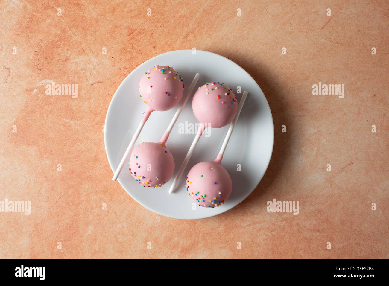 Une vue de haut en bas de quelques cake POPS, sur une assiette.. Banque D'Images