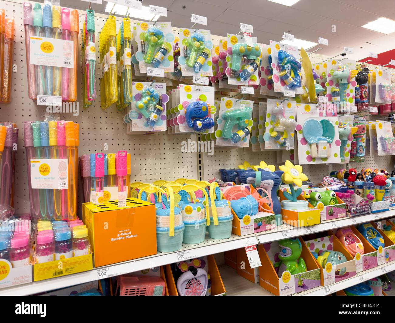 Los Angeles, Californie, États-Unis - 01-01-2025 : une vue d'un étalage de produits d'été, vu dans un magasin Target. Banque D'Images