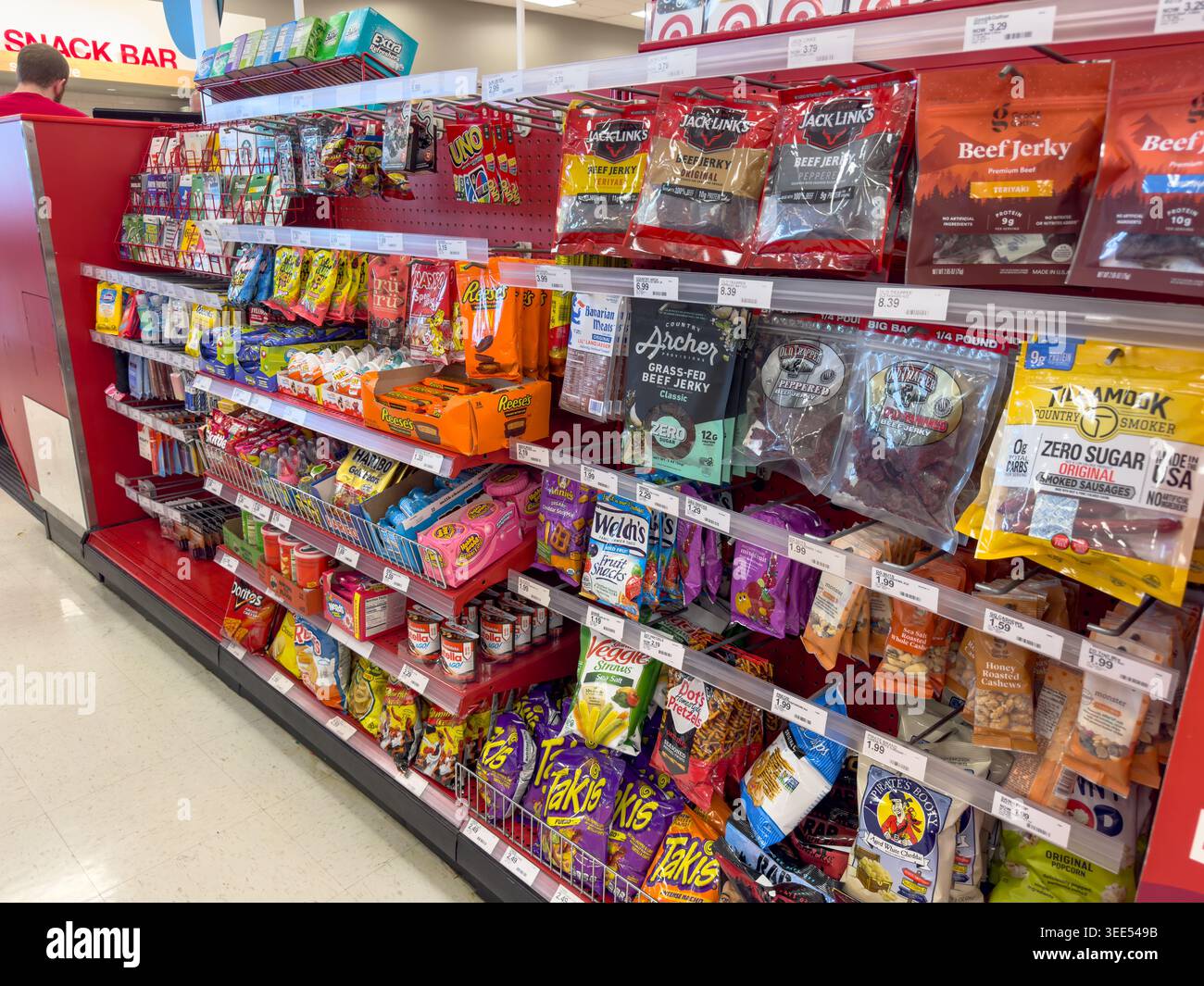Los Angeles, Californie, États-Unis - 01-01-2025 : une vue d'une étagère de produits d'impulsion alimentaire variés, vue dans un magasin Target. Banque D'Images