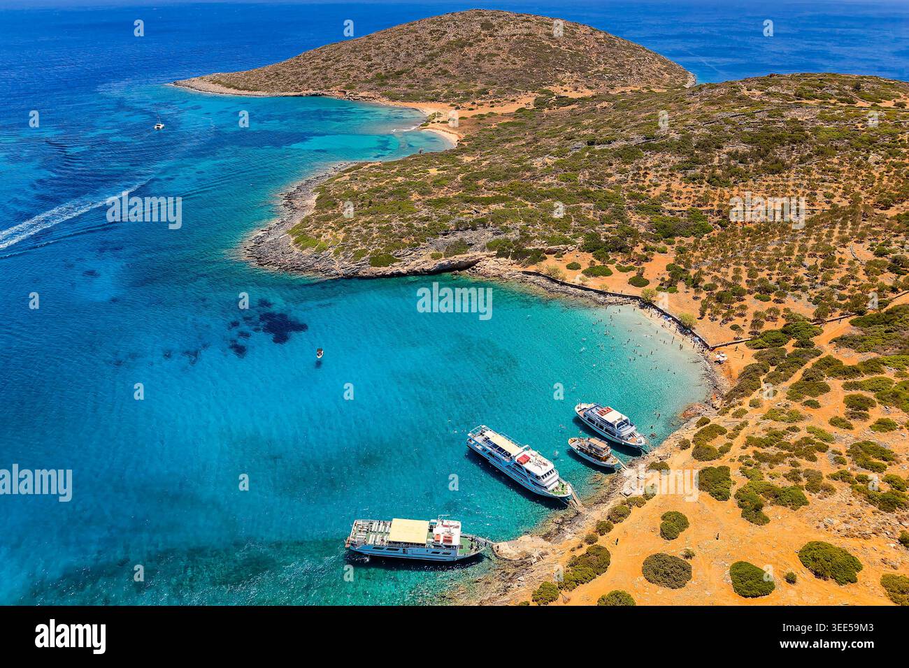 Vue en angle élevé sur la belle plage de sable et la côte rocheuse en Grèce Banque D'Images