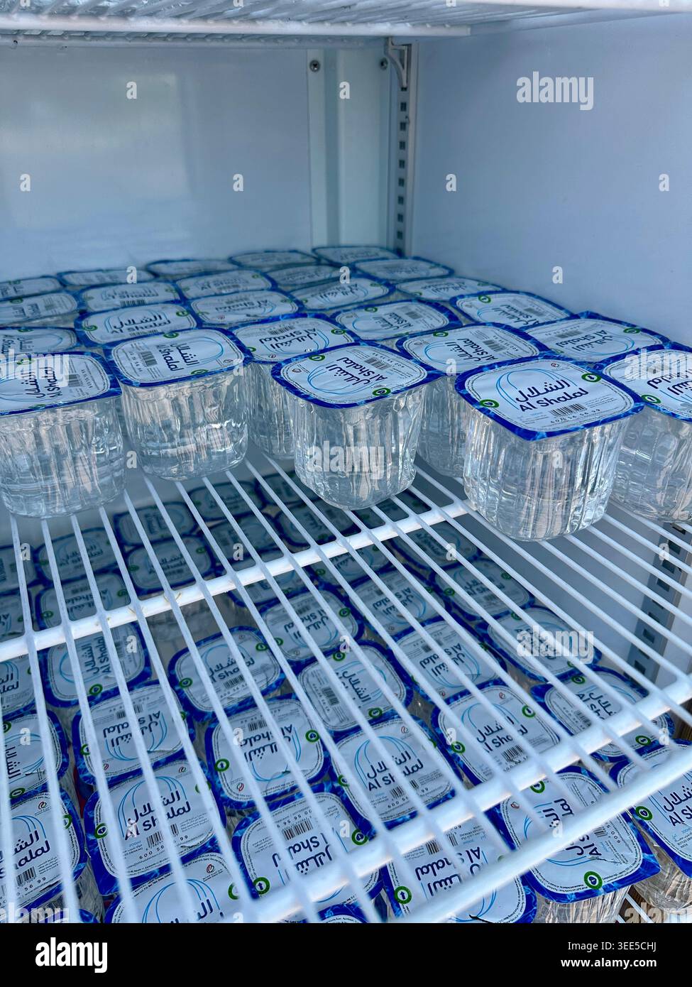 cartons d'eau boissons gratuites dans un réfrigérateur - Image de stock capturée avec un smartphone