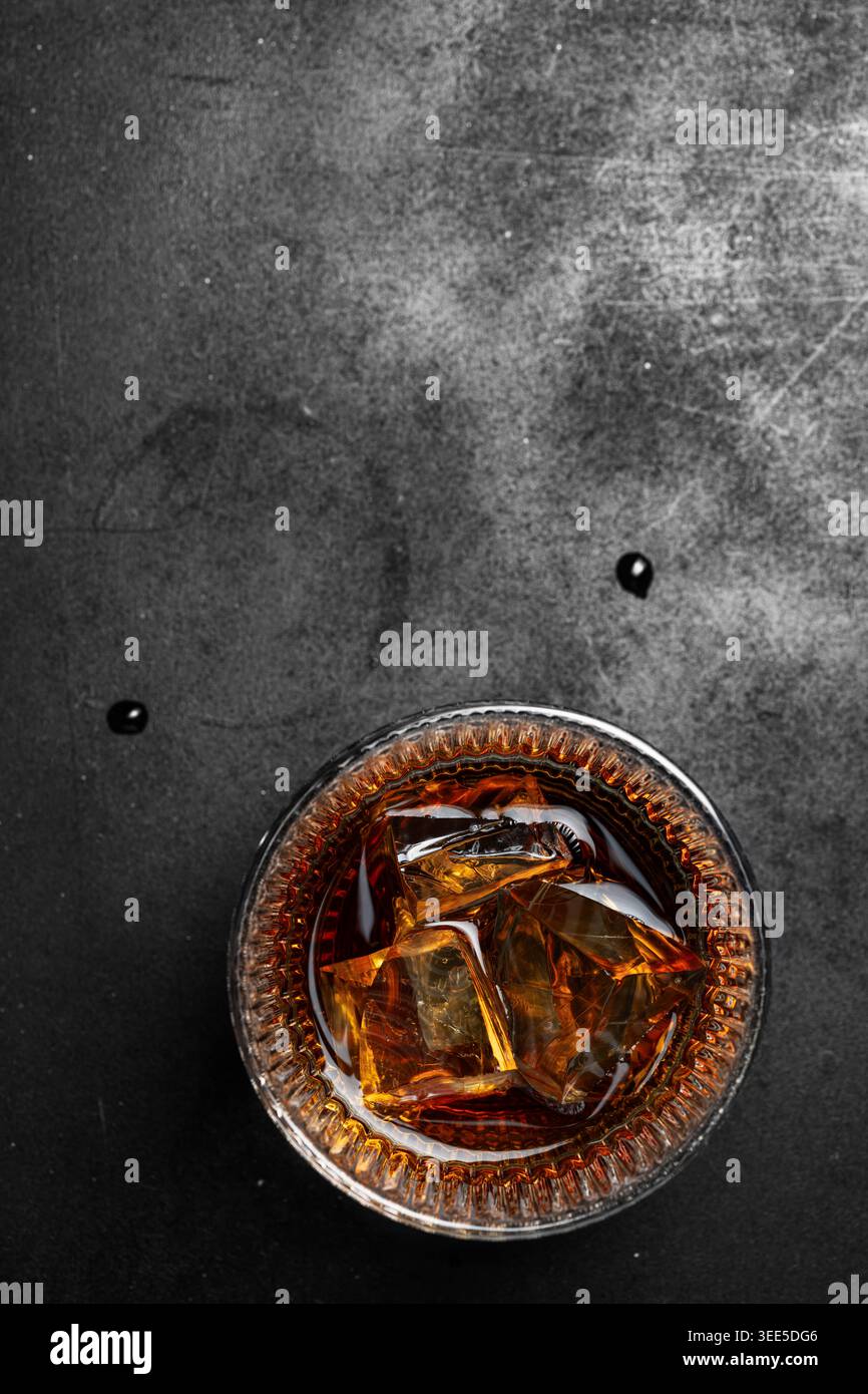 Cocktail de whisky vue de dessus avec de la glace sur fond noir foncé Banque D'Images