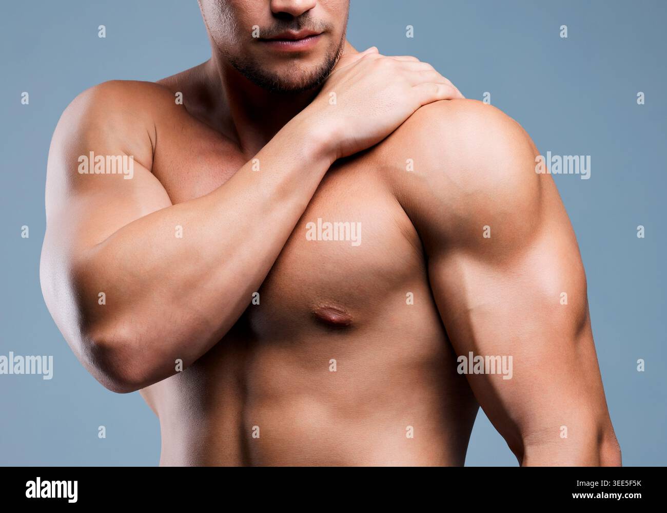 Studio, fitness et homme avec douleur à l'épaule, douleur et bodybuilder avec tension musculaire ou articulaire. Fond gris, plaie et personne blessée Banque D'Images