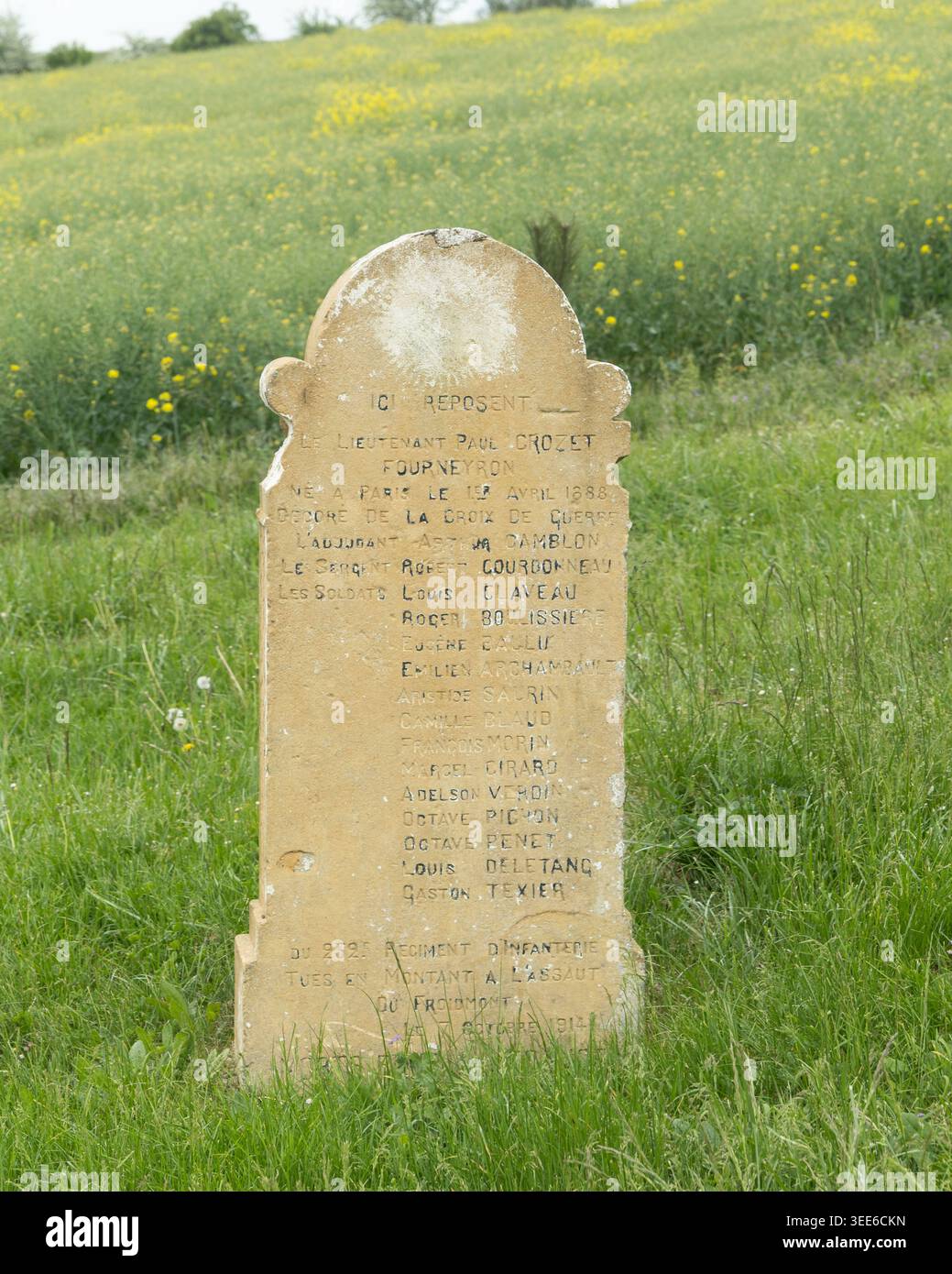 Un mémorial à 16 soldats français du 232e régiment d'infanterie de Châtelleraut tombés le 7 octobre 1914 Banque D'Images