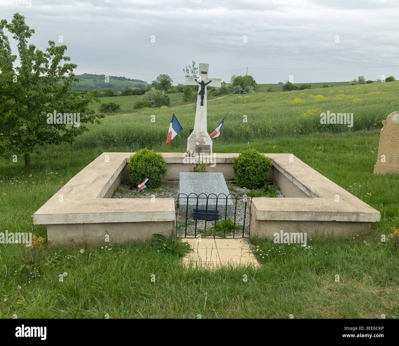Cette tombe contient les corps de 16 soldats français du 232ème régiment d'infanterie de Châtelleraut tombés le 7 octobre 1914 Banque D'Images