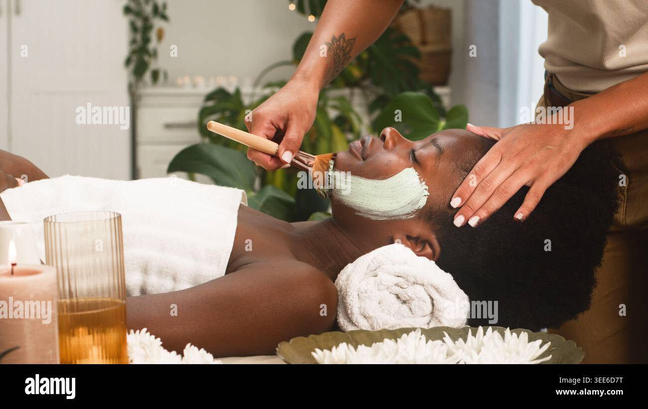 Soin spa facial relaxant avec masque d'argile et massage du cuir chevelu Banque D'Images
