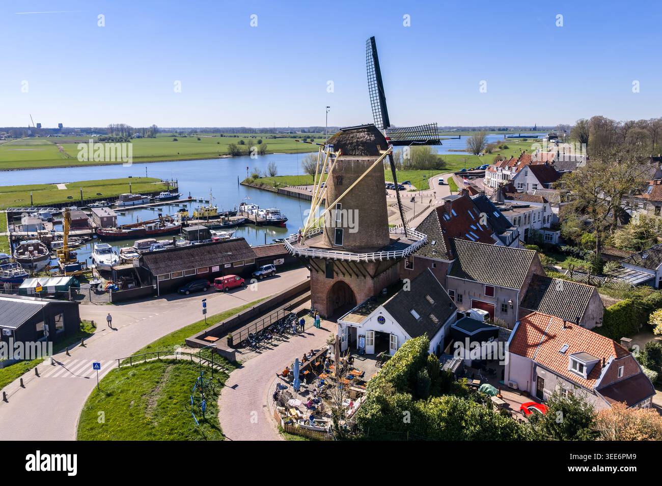 Gros plan par drone aérien de Molen Rijn en Lek, l'emblématique moulin à vent hollandais de Wijk bij Duurstede dans la province d'Utrecht. Construit en 1659 sur le c médiéval Banque D'Images