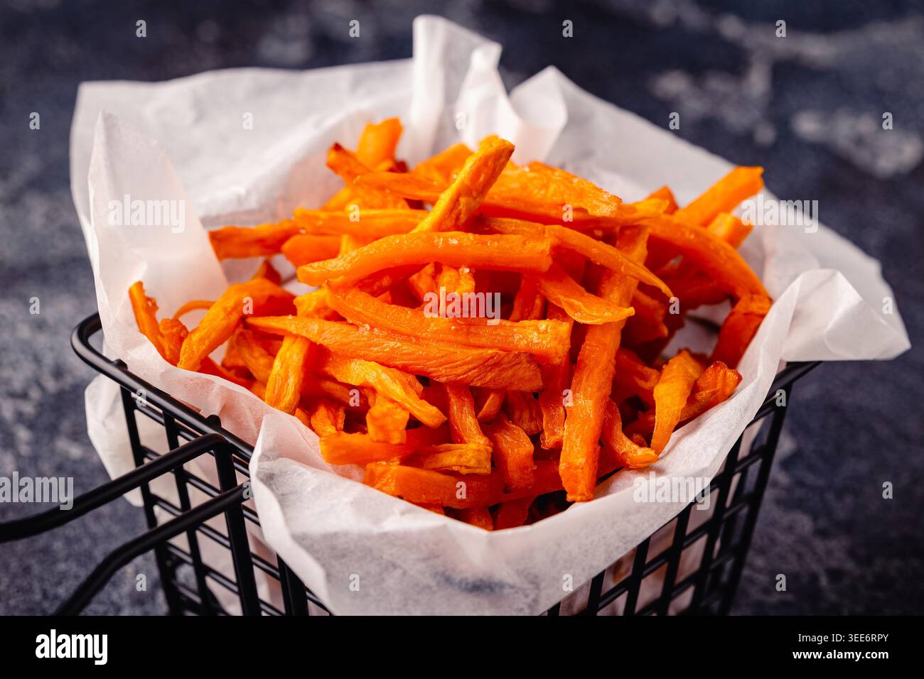 Frites de patates douces dans un panier avec sauce au fromage bleu. Banque D'Images