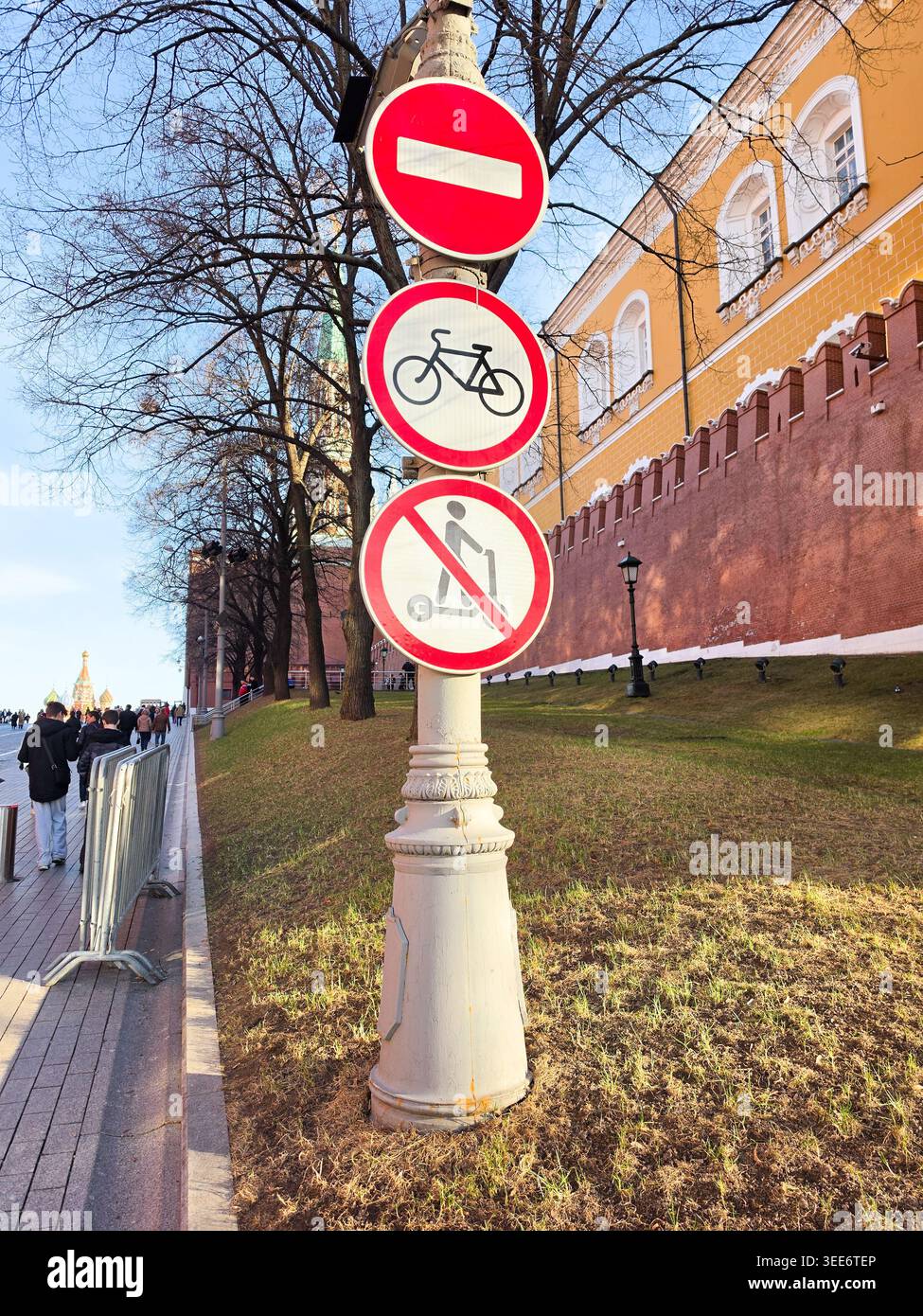 Poteau w / 3 panneaux d'interdiction, panneaux de signalisation : interdit d'entrer, interdit pour les vélos, pour les scooters ; ne pas entrer ne pas entrer, pas de vélos pas de vélo - Image de stock capturée avec un smartphone