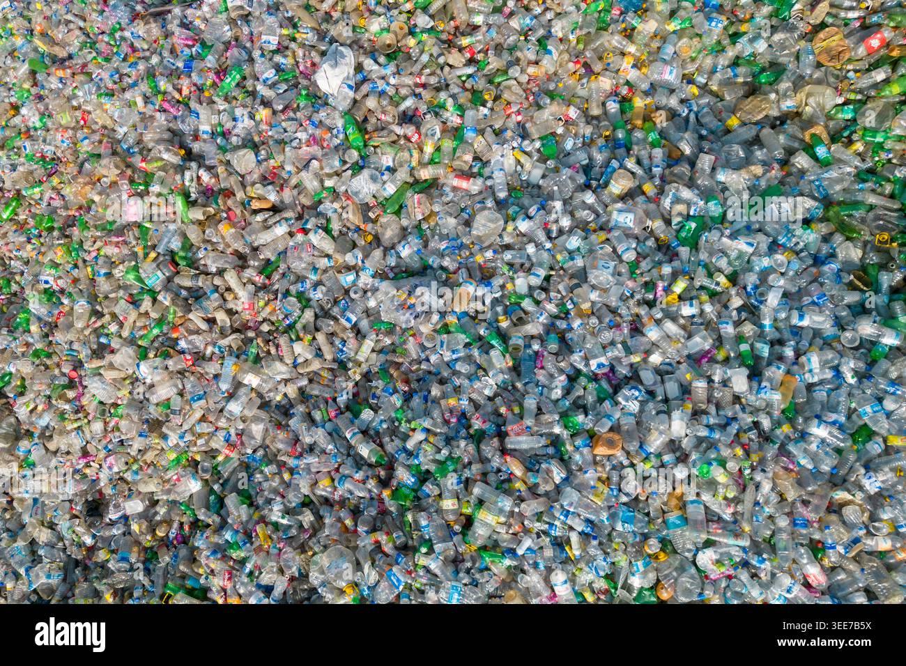 Chattogram, Bangladesh - 09 mai 2026 : D'énormes piles de bouteilles en plastique jetées sont triées et traitées dans un chantier de recyclage dans la région de Bakalia, dans le Cha Banque D'Images