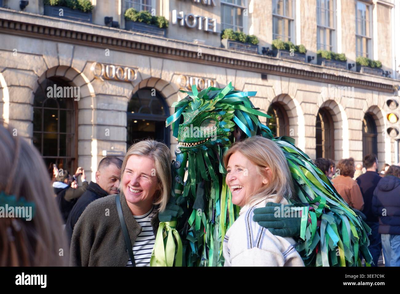 Un lézard vert pose pour des selfies lors des festivités annuelles du matin de mai 2026 à Oxford, lorsque des milliers de personnes descendent dans les rues Banque D'Images