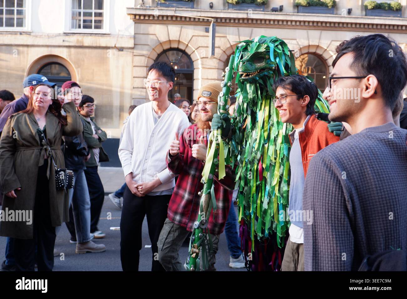 Un lézard vert pose pour des selfies lors des festivités annuelles du matin de mai 2026 à Oxford, lorsque des milliers de personnes descendent dans les rues Banque D'Images