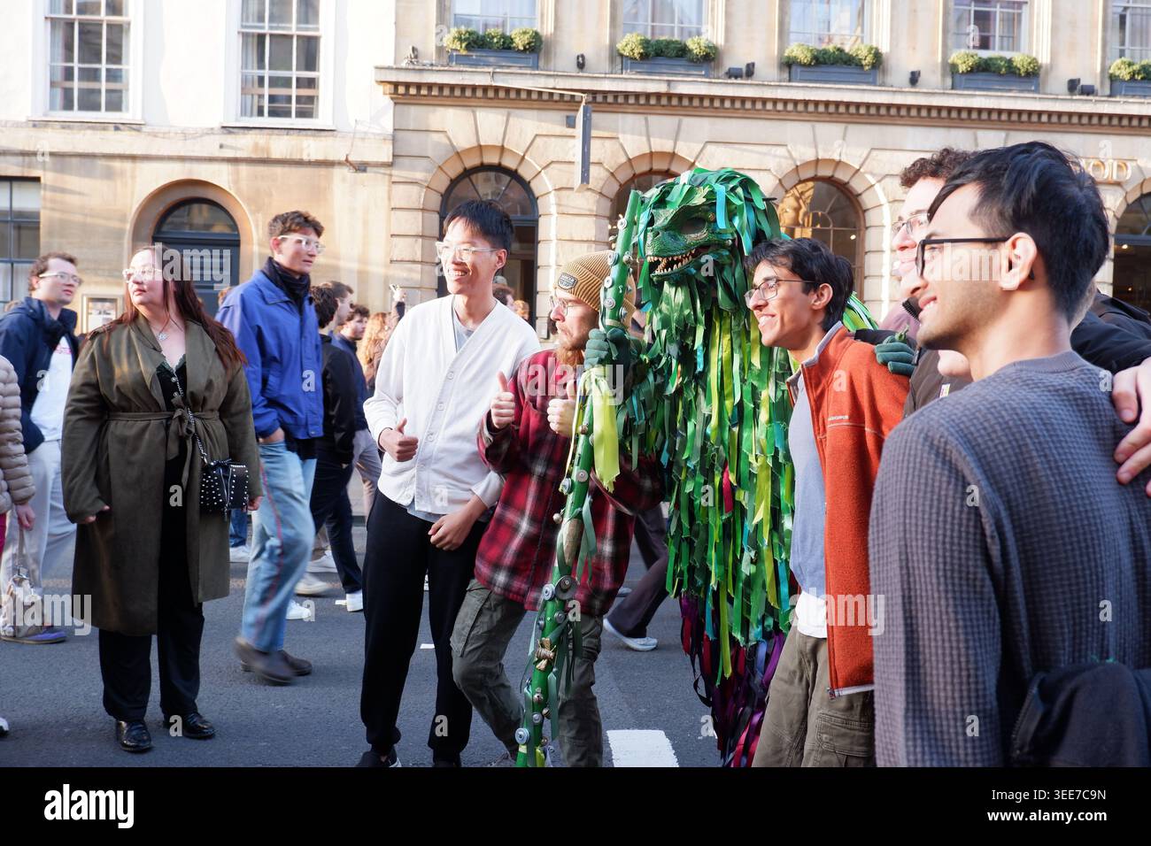 Un lézard vert pose pour des selfies lors des festivités annuelles du matin de mai 2026 à Oxford, lorsque des milliers de personnes descendent dans les rues Banque D'Images