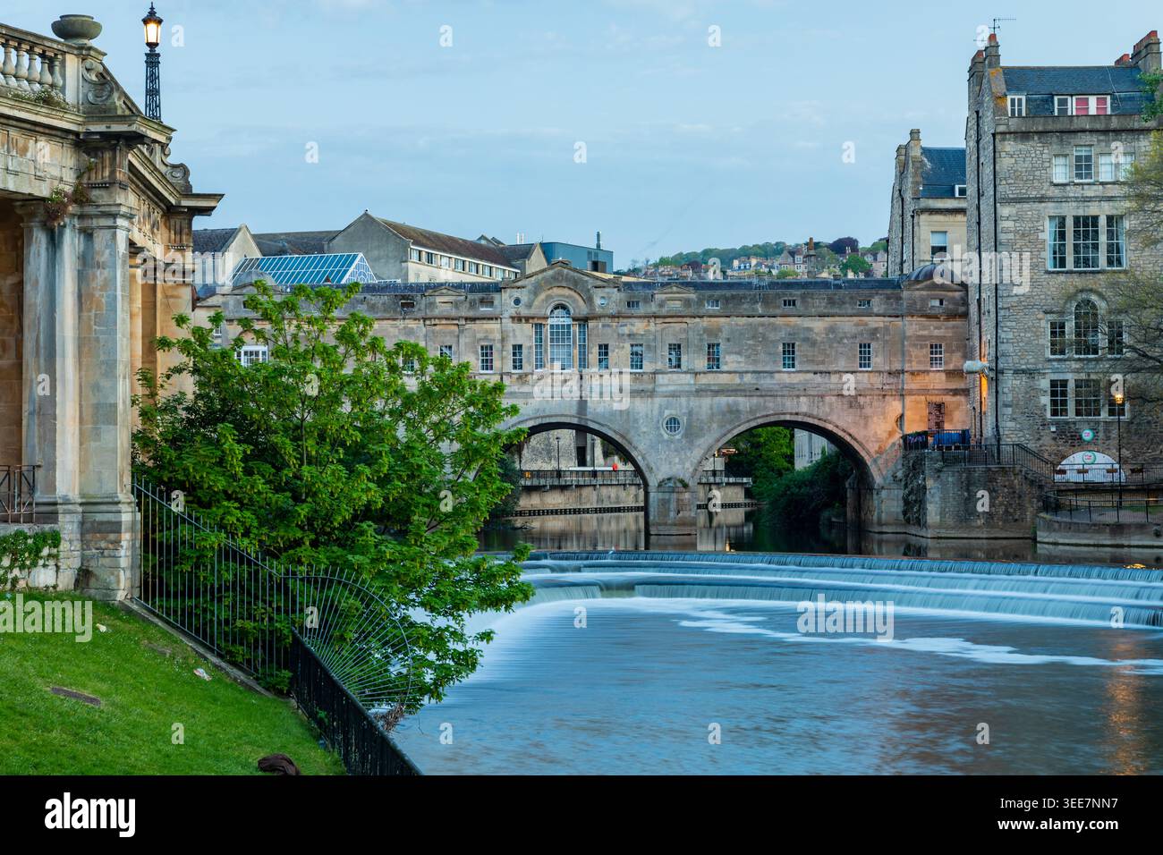 Aube au Pulteney Bridge à Bath, Somerset. Banque D'Images