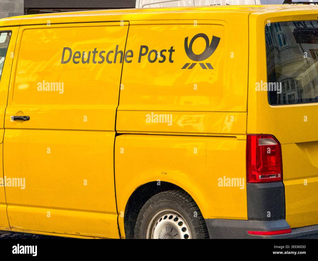Bernkastel-Kues, Rhénanie-Palatinat, Allemagne - 15 avril 2026 : vue rapprochée d'un camion de livraison exploité par le bureau de poste allemand Deutsche Post. Banque D'Images