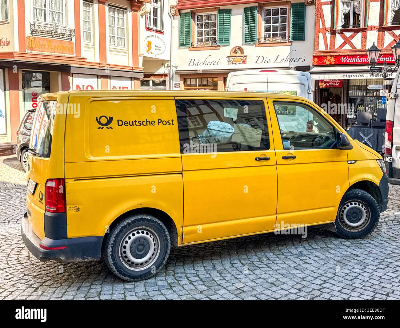Bernkastel-Kues, Rhénanie-Palatinat, Allemagne - 15 avril 2026 : fourgon de livraison exploité par le bureau de poste allemand Deutsche Post garé au centre de Banque D'Images