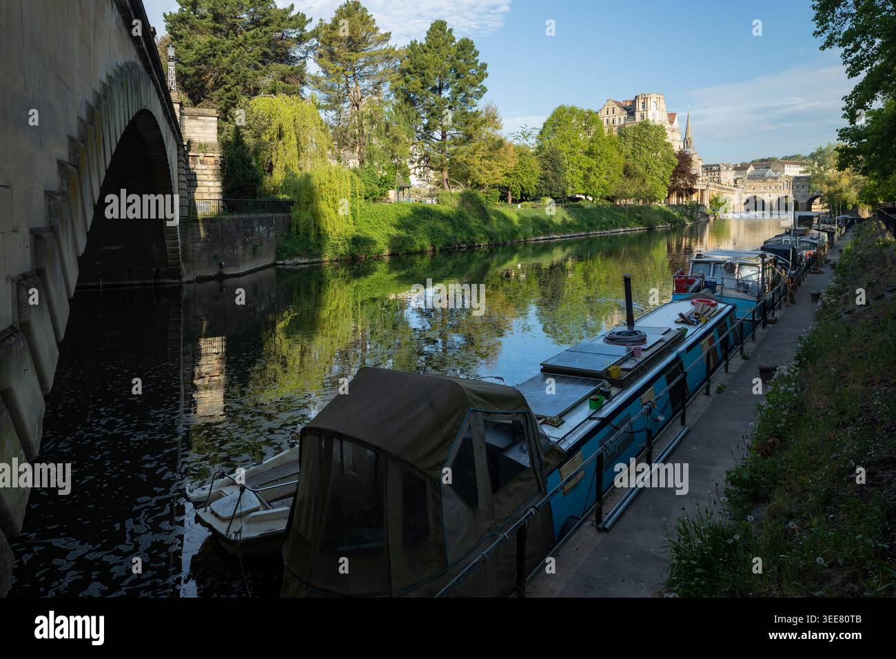 Matin de printemps au bord de la rivière à Bath, Somerset, Angleterre. Banque D'Images
