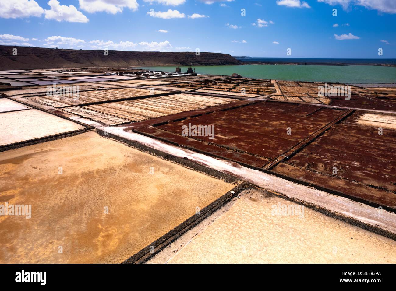 Vue aérienne par drone sur les étonnantes salines de Lanzarote, un paysage emblématique avec des piscines géométriques entourées de superbes eaux bleu-vert Banque D'Images