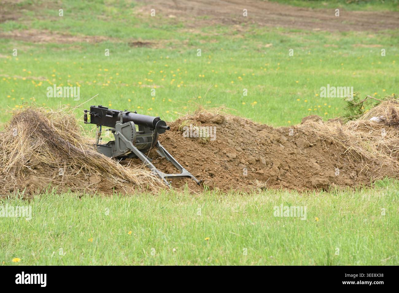 Mitrailleuse lourde allemande MG 08 dans une position de tranchée pendant la première Guerre mondiale lors de la reconstitution offensive de Gorlice à Mymoń près de Sanok, en Pologne Banque D'Images
