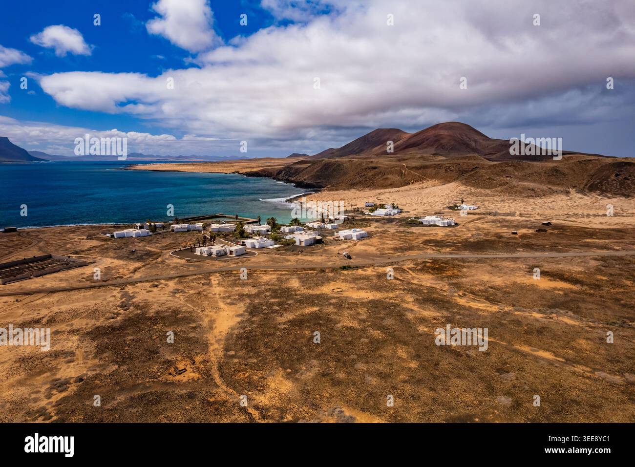 La vue aérienne de Lanzarote et de l'île de la Graciosa Canaries montre les zones côtières, le paysage sec et les collines lointaines. La scène capture les caractéristiques naturelles de Banque D'Images