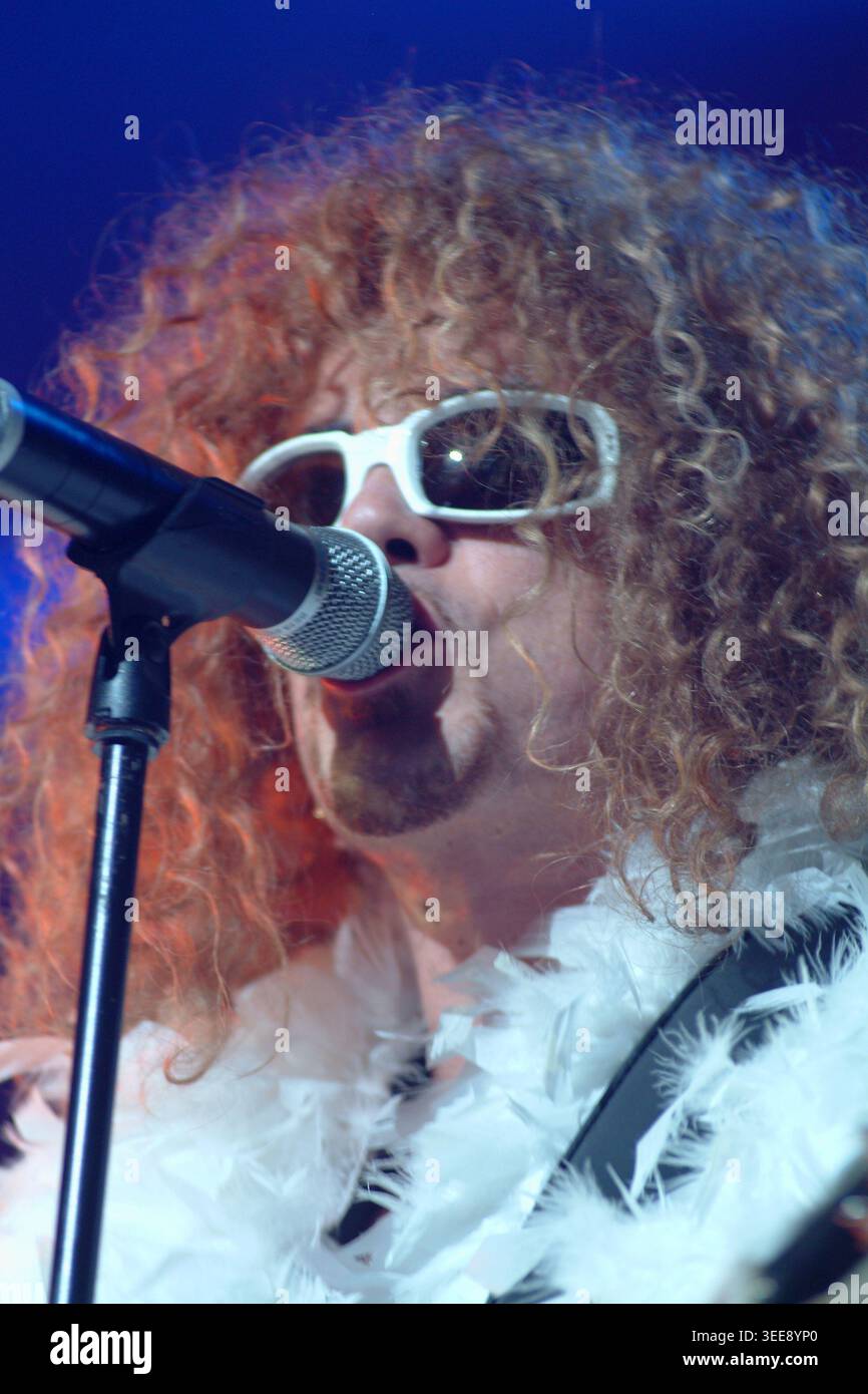 Durant la tournée « Fan » de 2003 Pascal Obispo revisitait ses succès et rendait hommage à Michel Polnareff - concert à Forest national | durant la Banque D'Images