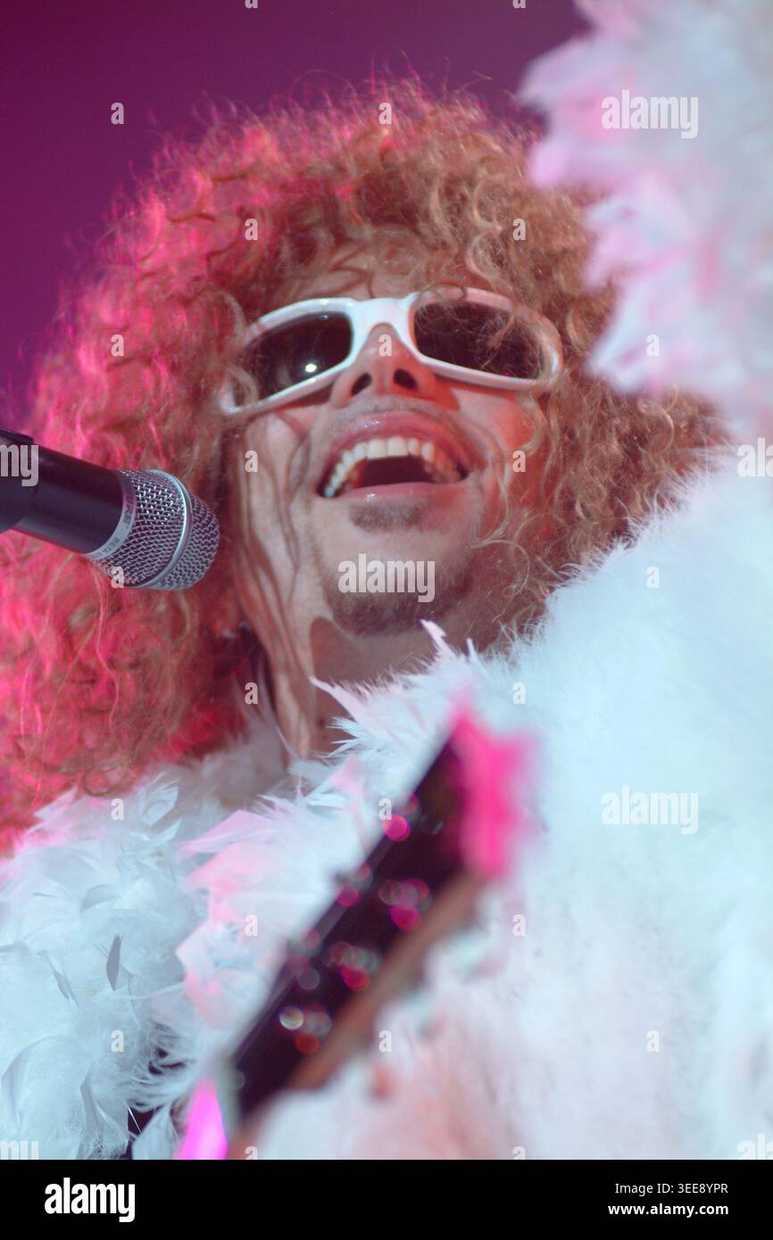 Durant la tournée « Fan » de 2003 Pascal Obispo revisitait ses succès et rendait hommage à Michel Polnareff - concert à Forest national | durant la Banque D'Images