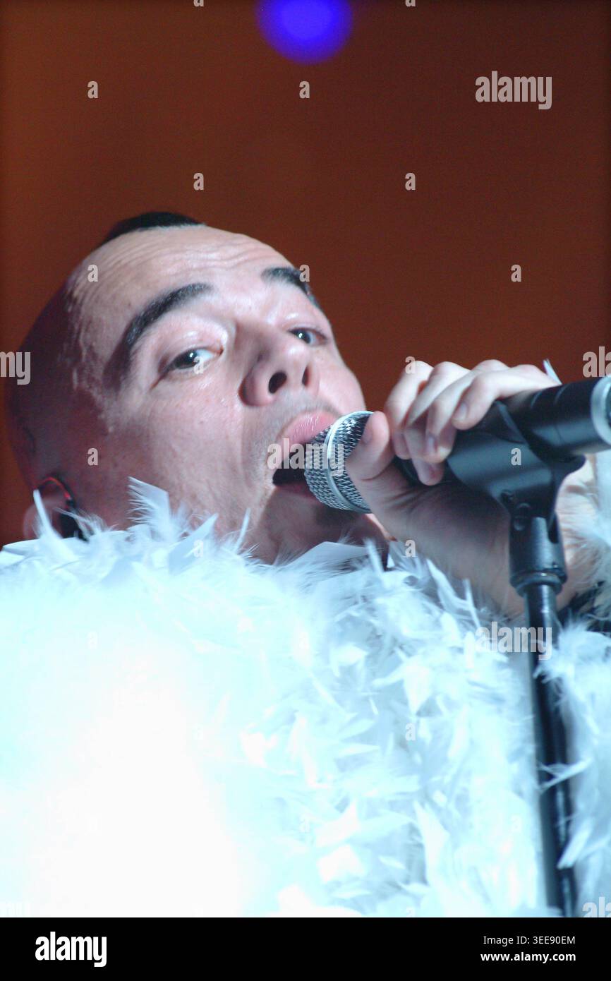 Durant la tournée « Fan » de 2003 Pascal Obispo revisitait ses succès et rendait hommage à Michel Polnareff - concert à Forest national | durant la Banque D'Images