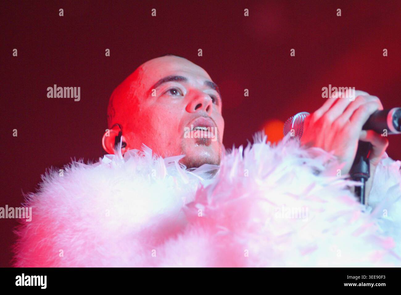 Durant la tournée « Fan » de 2003 Pascal Obispo revisitait ses succès et rendait hommage à Michel Polnareff - concert à Forest national | durant la Banque D'Images