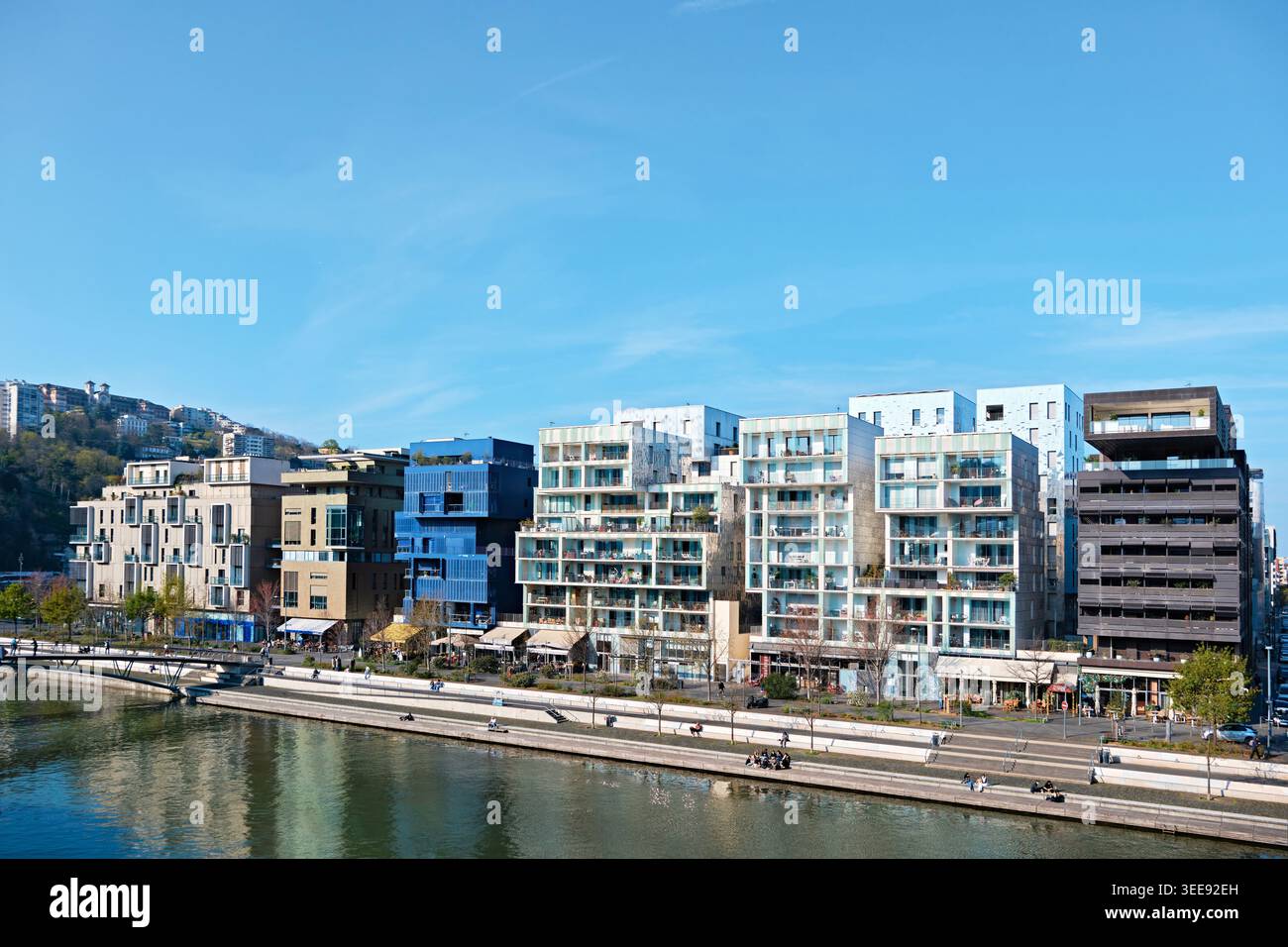 Lyon, France - 19 mars 2026 : architecture résidentielle contemporaine et immeubles durables dans le quartier innovant de la Confluence Banque D'Images