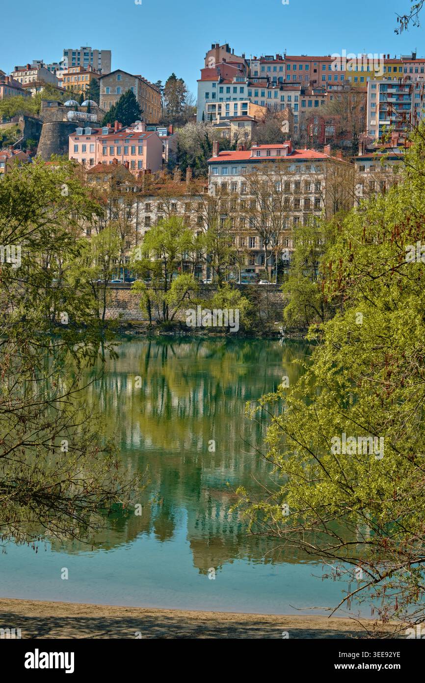 Lyon, France - 12 mai 2026 : vue panoramique sur l'architecture historique de la colline de la Croix-Rousse et les façades colorées reflétant la Saône Banque D'Images