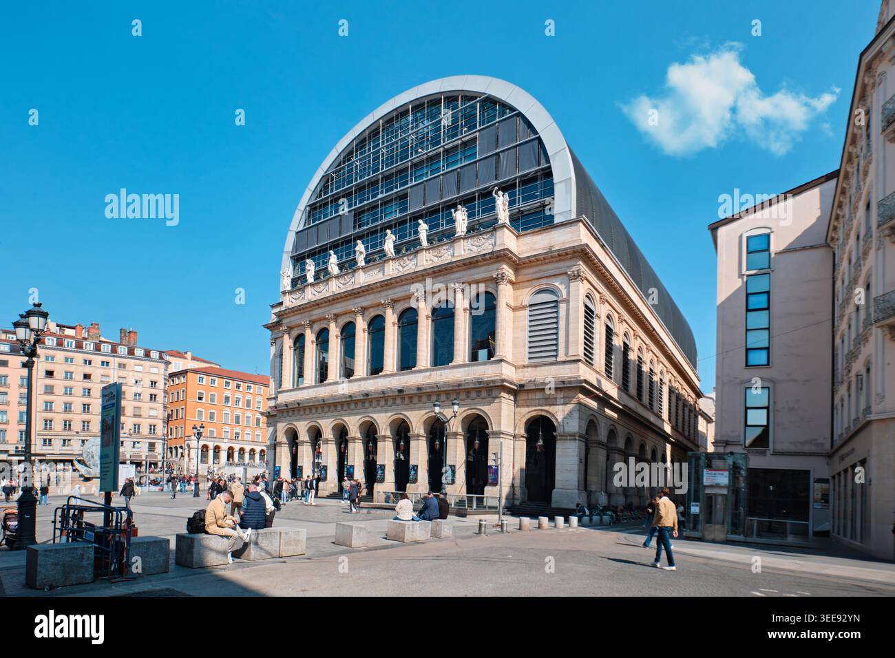 Lyon, France - 12 mai 2026 : L'Opéra National de Lyon avec sa façade néoclassique historique et son toit voûté moderne en tonneau de verre Banque D'Images