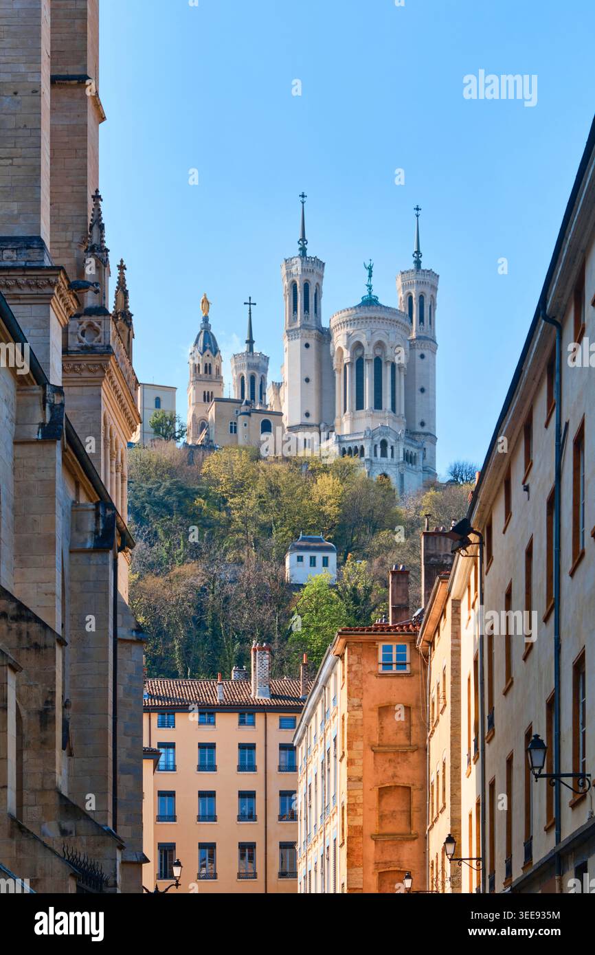 Lyon, France - 12 mai 2026 : vue sur la basilique notre-Dame de Fourvière perchée sur la colline, vue depuis les rues historiques du Vieux Lyon Banque D'Images
