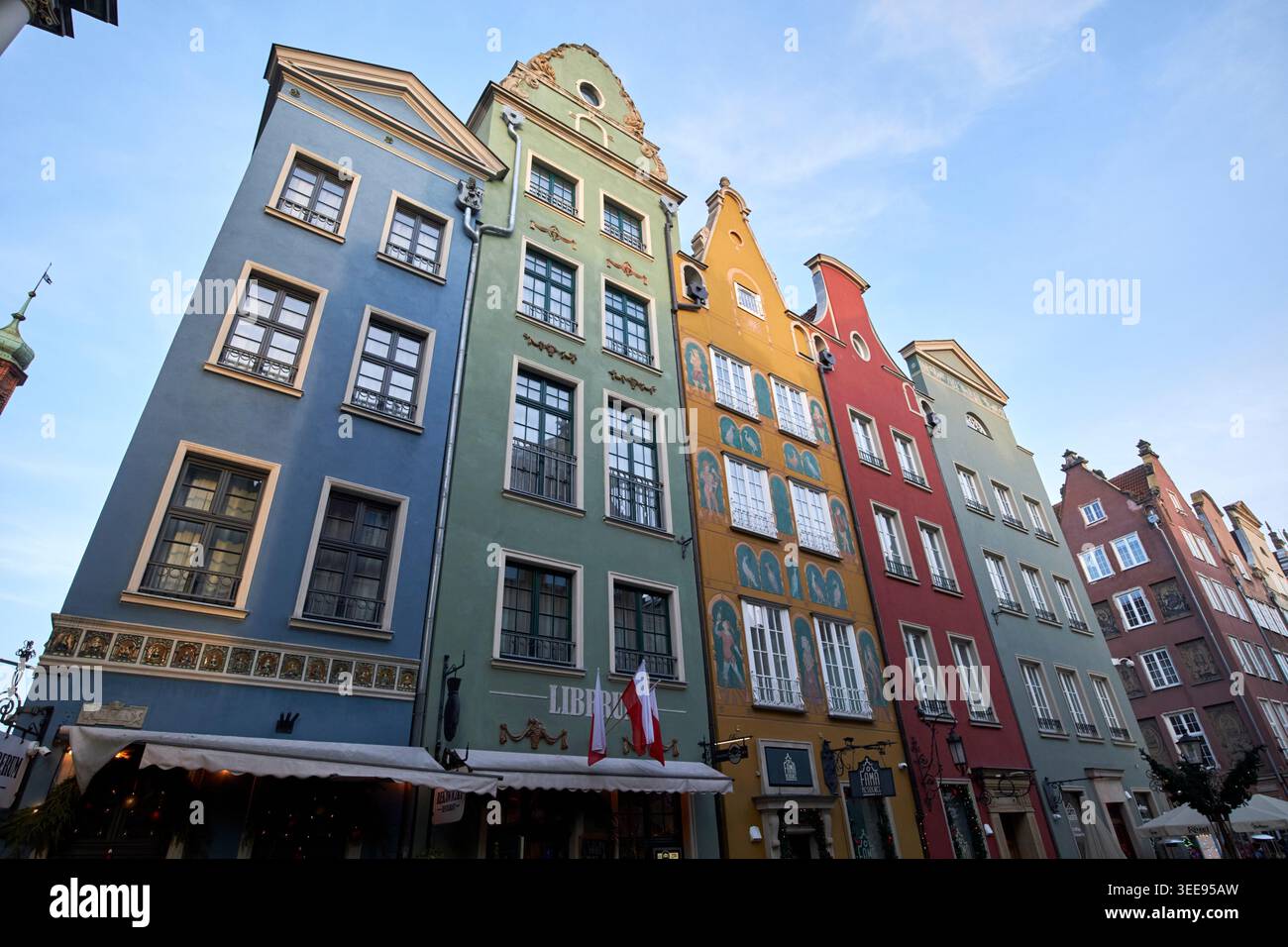 maisons de ville colorées au début de la rue dluga gdansk pologne Banque D'Images