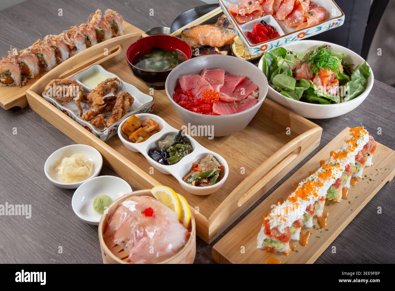 Vue sur un plateau de fruits de mer d'un restaurant japonais, avec sushis, petits pains, nigiri et hors-d'œuvre frits. Banque D'Images