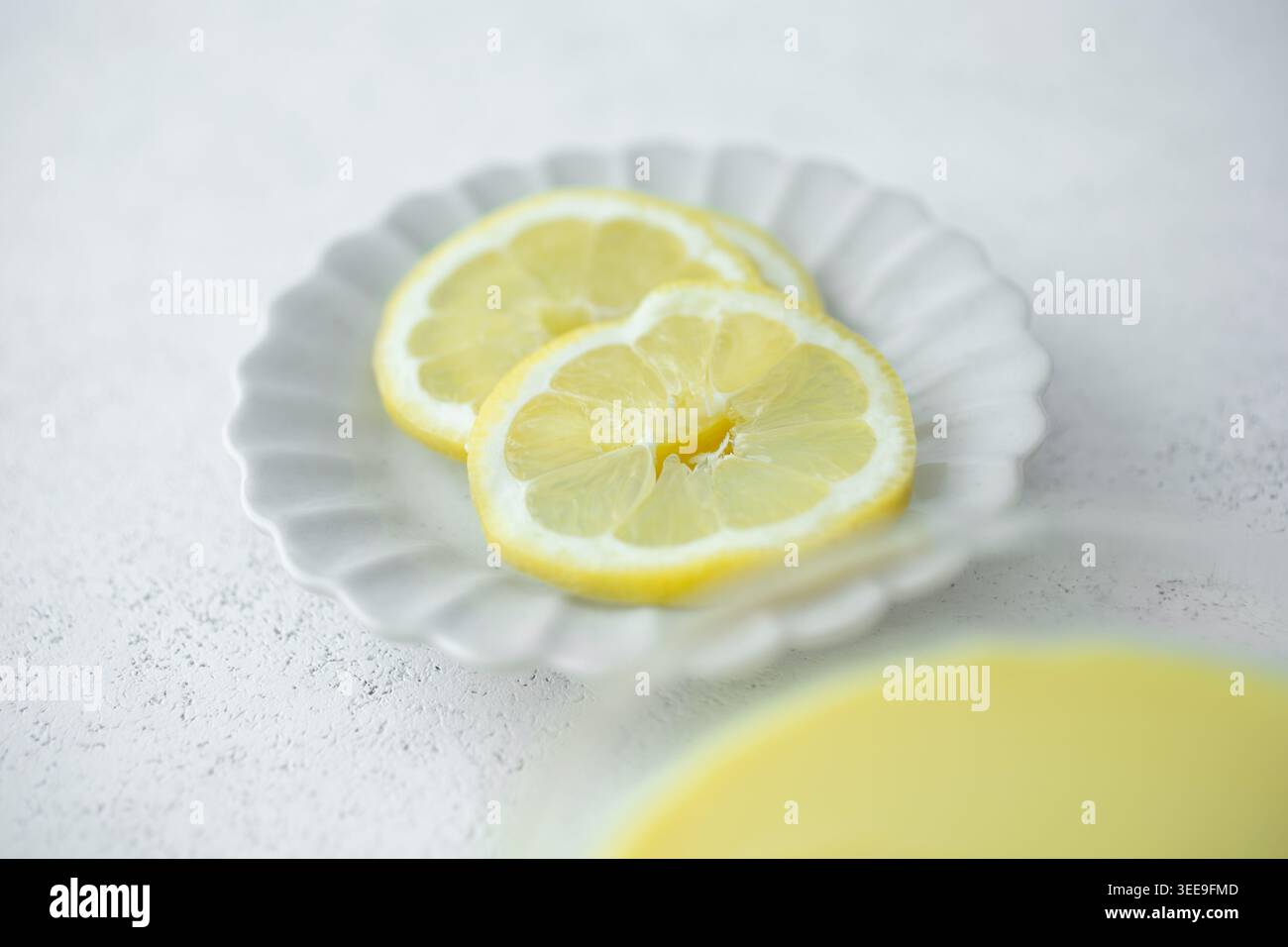 Une vue de tranches de citron sur une soucoupe. Banque D'Images