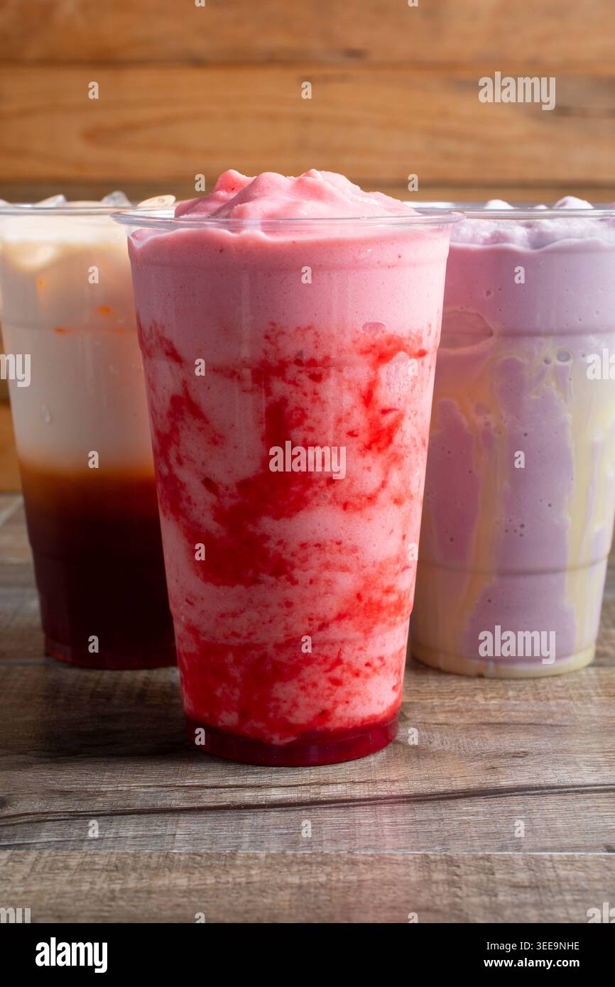 Une vue d'un smoothie à la fraise, entre autres boissons au thé au lait. Banque D'Images