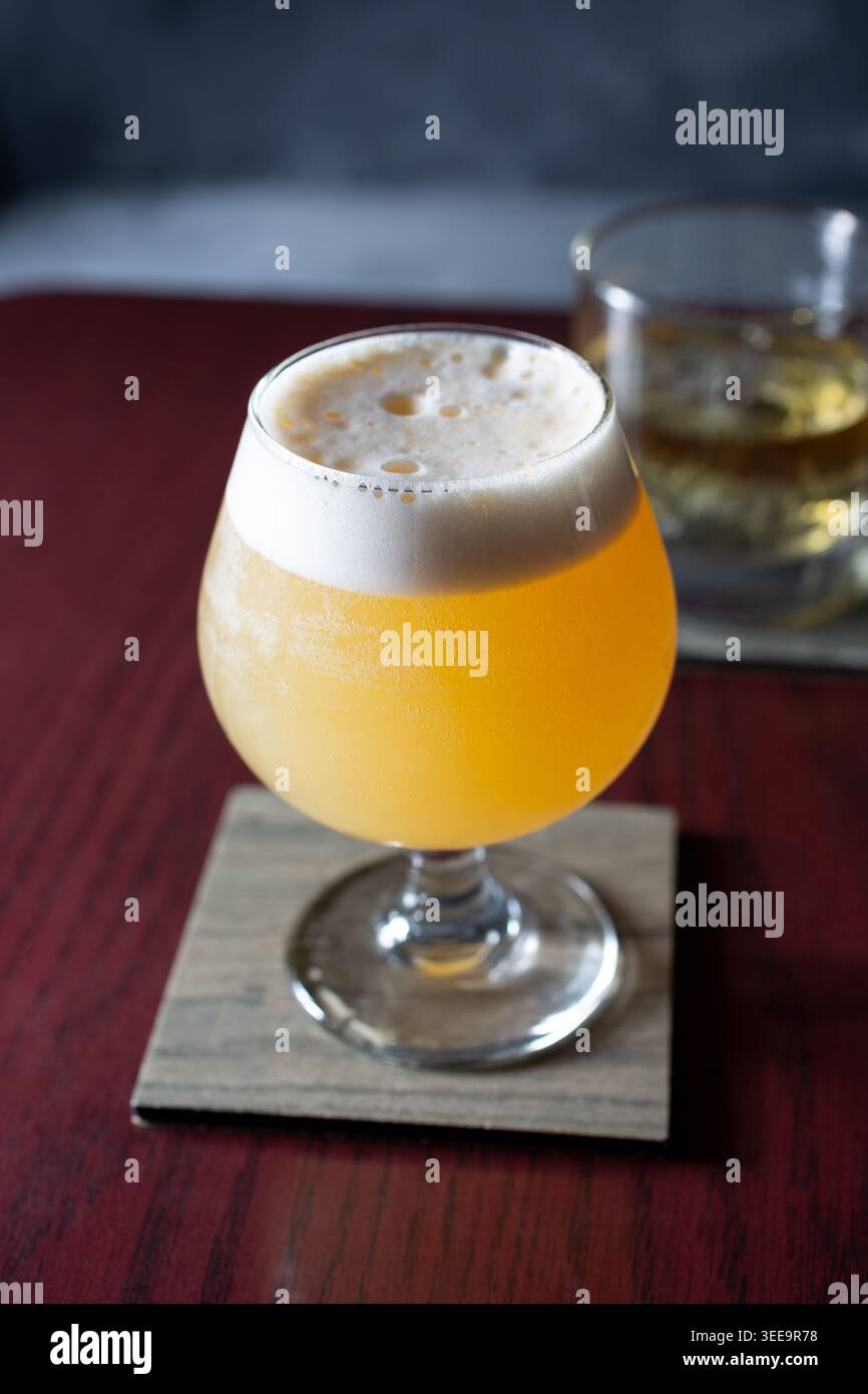 Une vue d'une bière blonde dans un verre. Banque D'Images