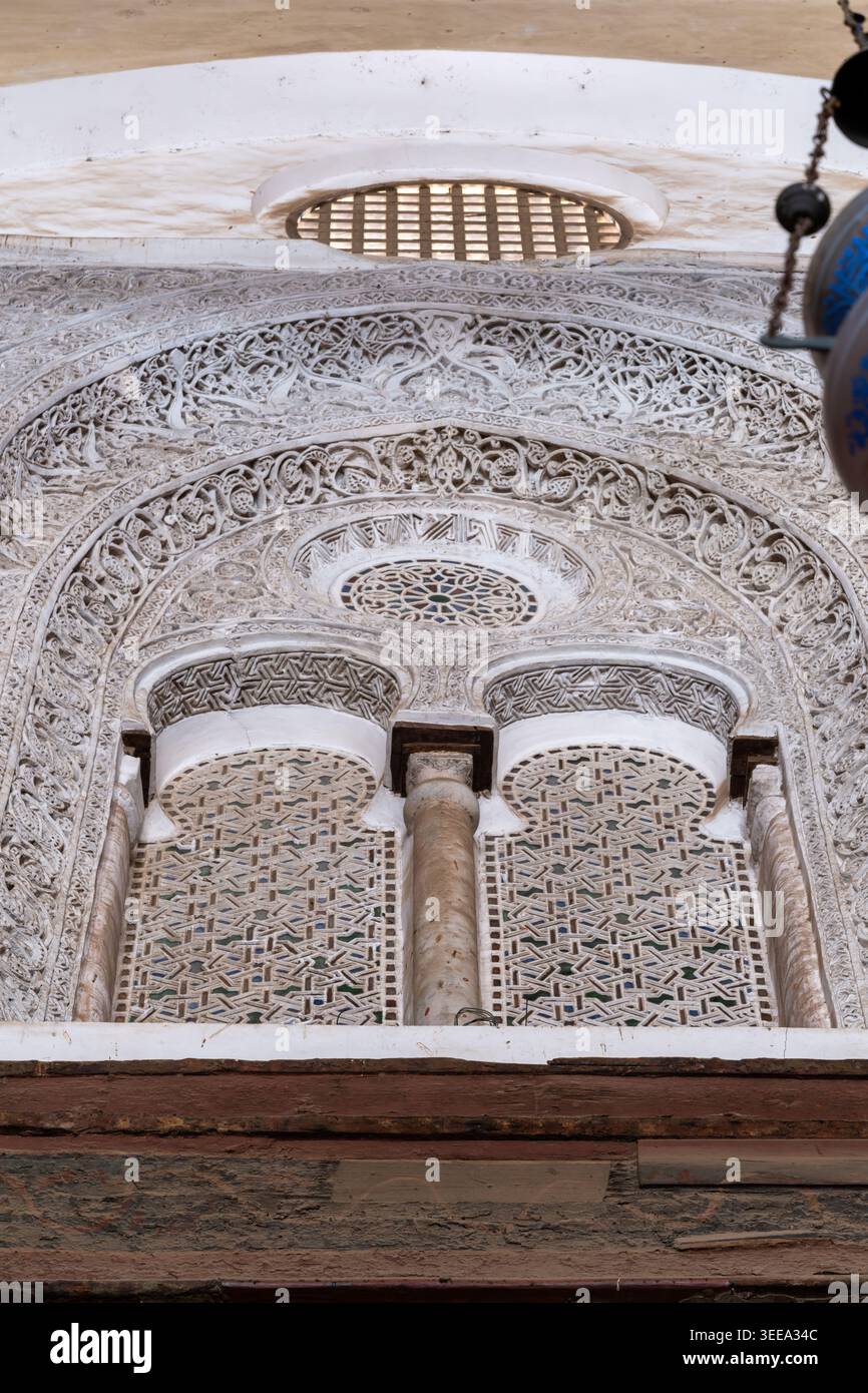 Niche à double fenêtre sculptée en stuc avec décoration arabesque, intérieur du mausolée du sultan Qalawun, le Caire islamique, Égypte, 1284–1285 Banque D'Images