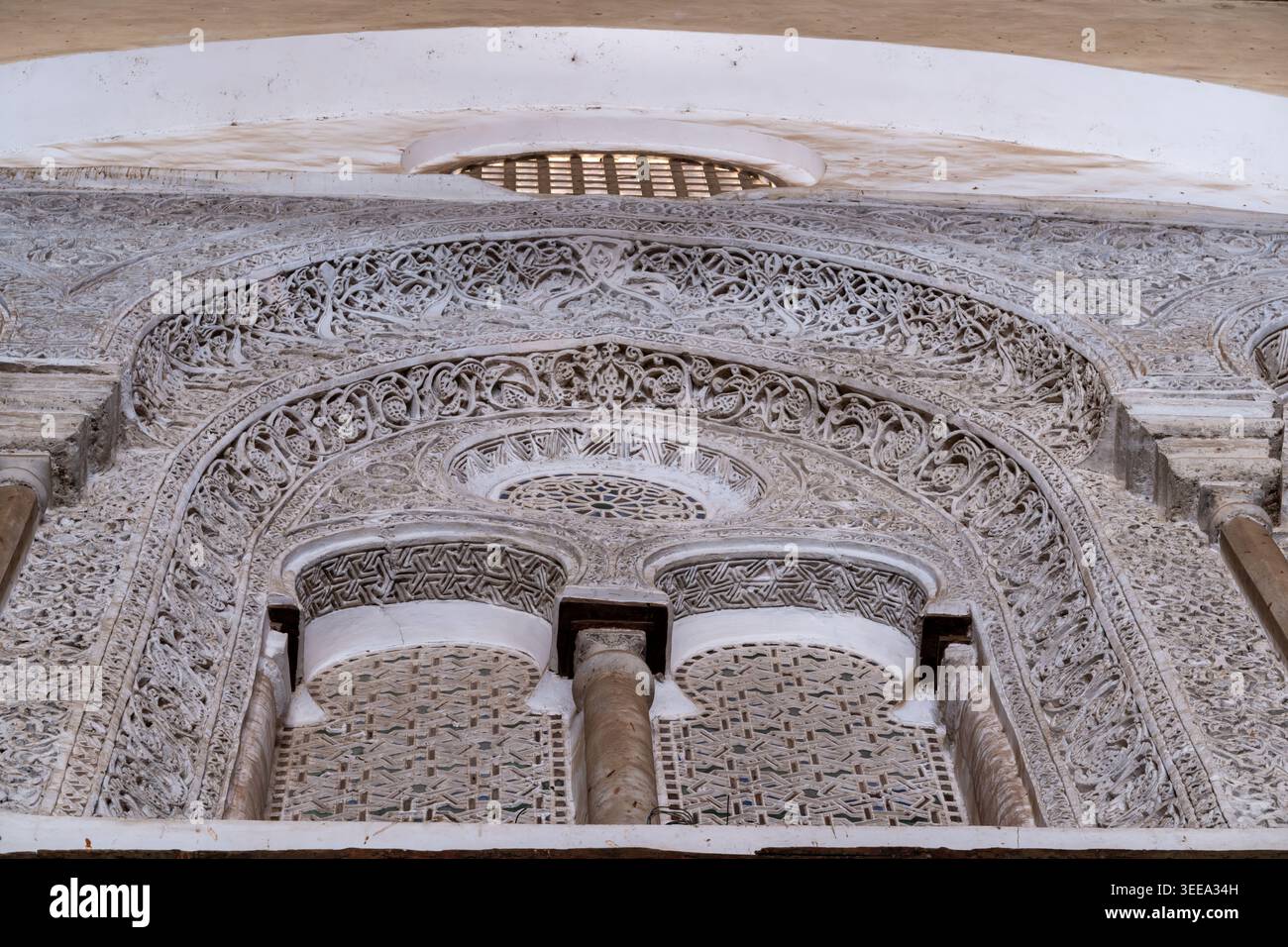 Niche en stuc sculpté à double fenêtre, mausolée du complexe Qalawun du sultan al-Mansur, rue al-Muizz, le Caire islamique, Égypte — période mamelouk, 1284–85 Banque D'Images