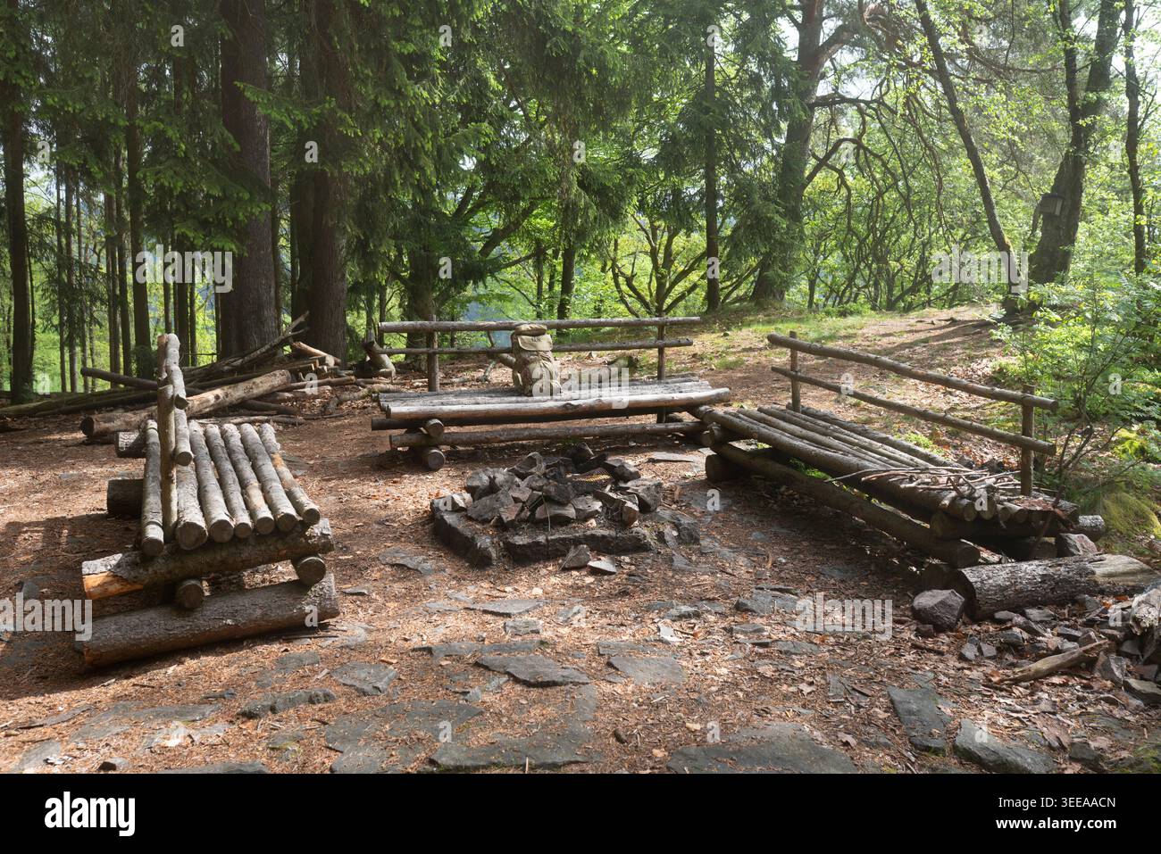 Simple lieu de repos 'Anamo' avec des bancs en bois et une cheminée, dans les traditions du mouvement de tramping tchèque, à Slonovec, montagnes Brdy, Tchéquie. Banque D'Images