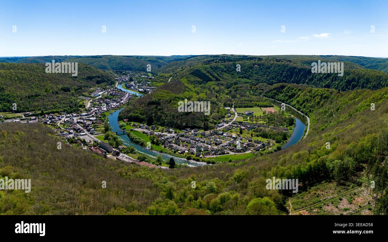 Vue aérienne du paysage ardennais avec le méandre de la rivière Semoy et le village des Hautes-Rivières entouré de forêts verdoyantes les Ha Banque D'Images