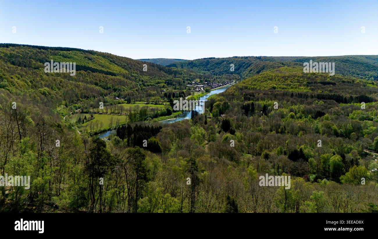Vue aérienne de la rivière Semois serpentant à travers les collines boisées verdoyantes des Ardennes sous un ciel bleu clair les Hautes-Rivières, Ardennes, Gr Banque D'Images