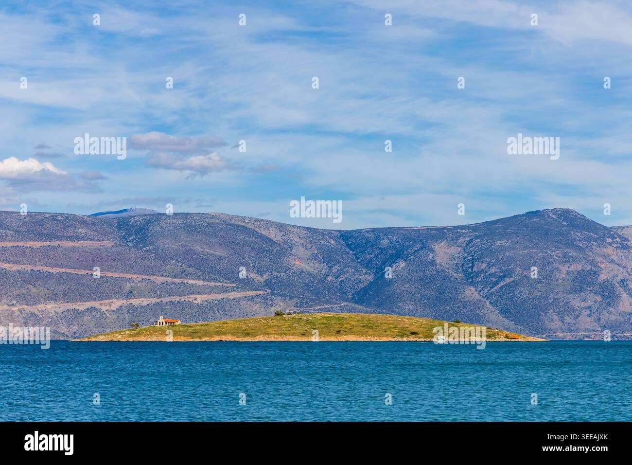 Petit îlot d'Agios Athanasios (également connu sous le nom de Saint George ou Agios Georgios) situé dans la baie de Galaxidi, Grèce Banque D'Images