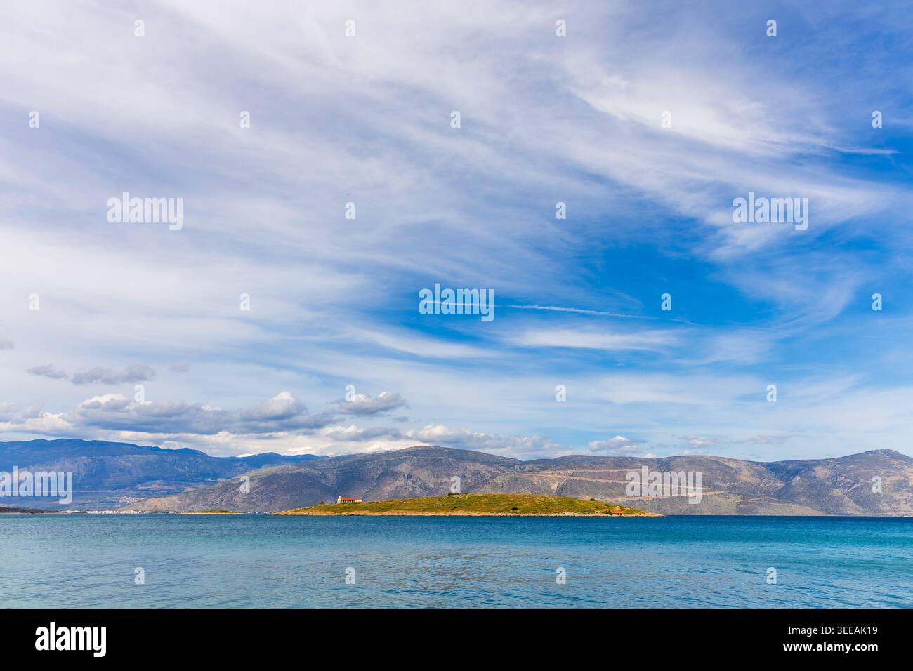 Petit îlot d'Agios Athanasios (également connu sous le nom de Saint George ou Agios Georgios) situé dans la baie de Galaxidi, Grèce Banque D'Images