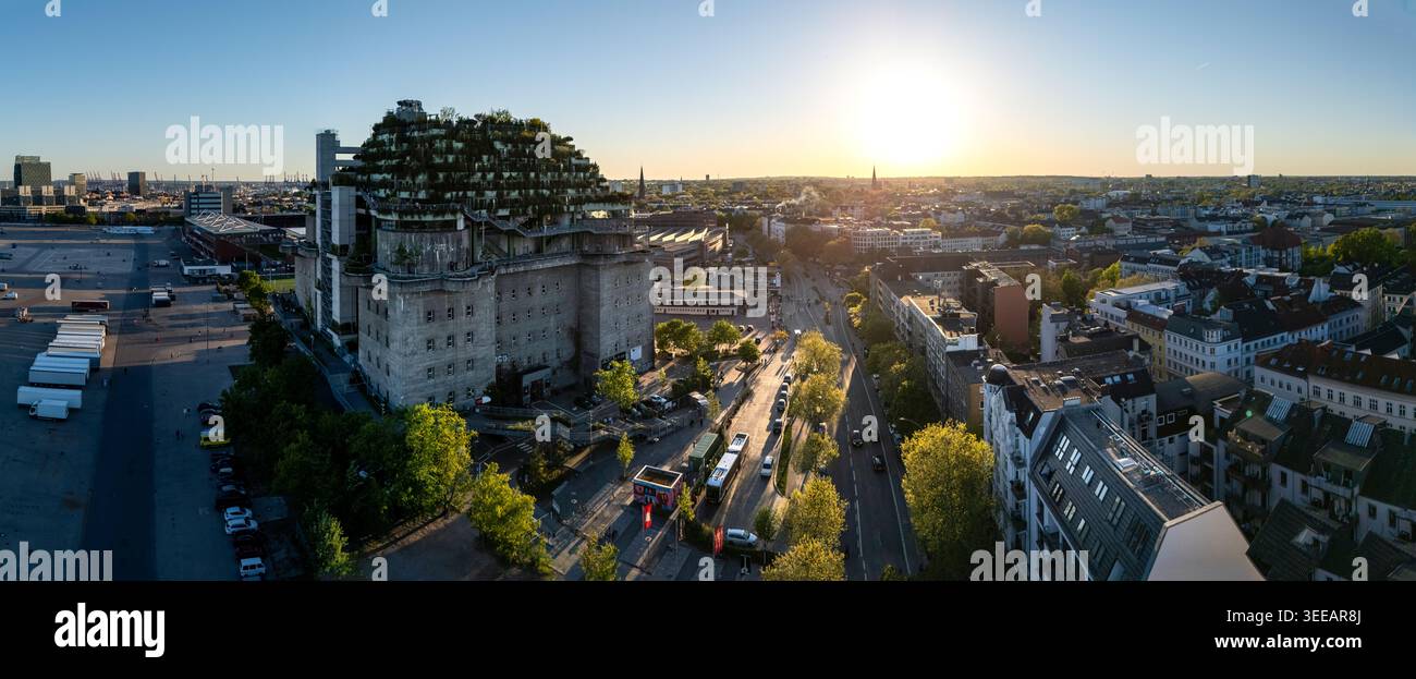 Hambourg, Allemagne - 01 mai 2026 : vue aérienne du bunker préparé Pauli avec son jardin verdoyant sur le toit surplombant le Heiligengeistfeld et la ville Banque D'Images